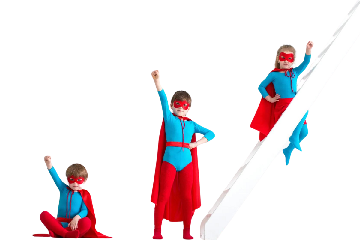 trei copii langa o scara imbracati ca Fat-Frumos